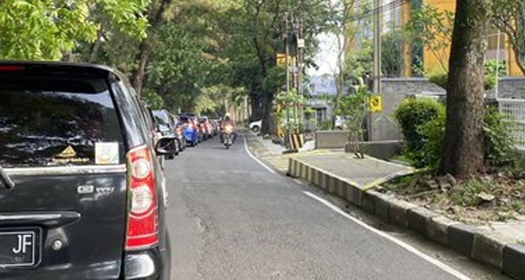 Jalan Setiabudi, Hegarmanah, Cihampelas dan Ciumbuleuit Kota Bandung macet parah pada hari ini Minggu, 30 Oktober 2022.