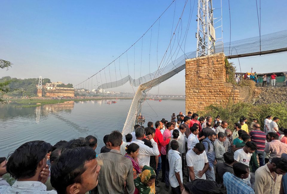 Kondisi Jembatan Gantung India Ambruk