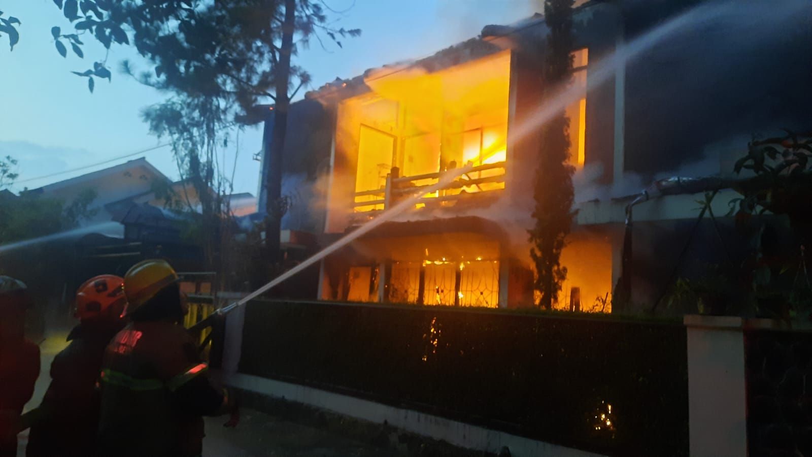 Sebuah rumah yang berada di Jalan Renang No. 2, Kelurahan Cisaranten Endah, Kecamatan Arcamanik, Kota Bandung terbakar Senin 31 Oktober 2022.