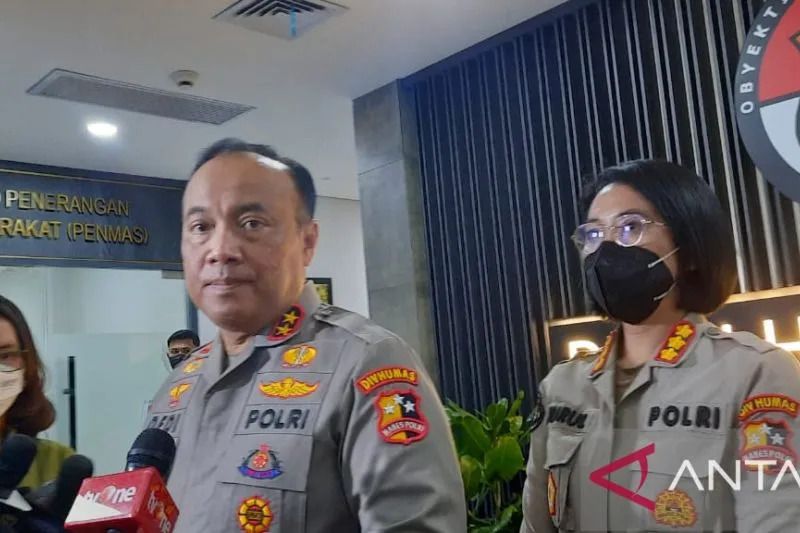 Kepala Divisi Humas Polri Irjen Pol. Dedi Prasetyo memberikan keterangan pers hasil putusan sidang etik Brigjen Pol. Hendra Kurniawan di Mabes Polri, Jakarta, Senin 31 Oktober 2022
