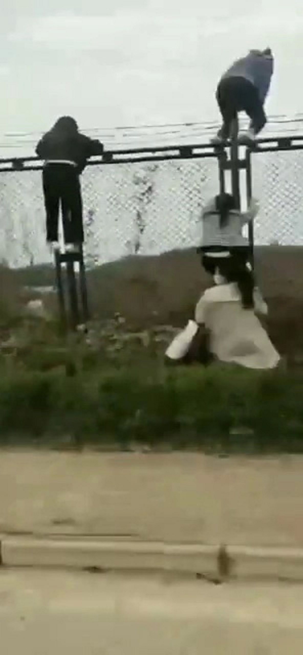 Rekaman menunjukkan pekerja melompati pagar saat mereka melarikan diri dari pabrik iPhone yang besar.  