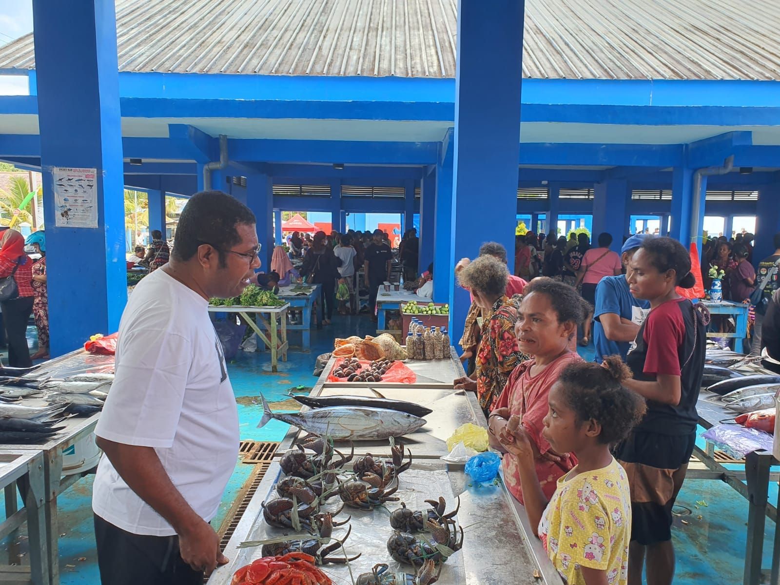 Di Pasar, Bupati Biak Numfor,  Herry Ario NaapTemui Mama Mama Penjual Sayur dan Ikan Pasar Bosnik..