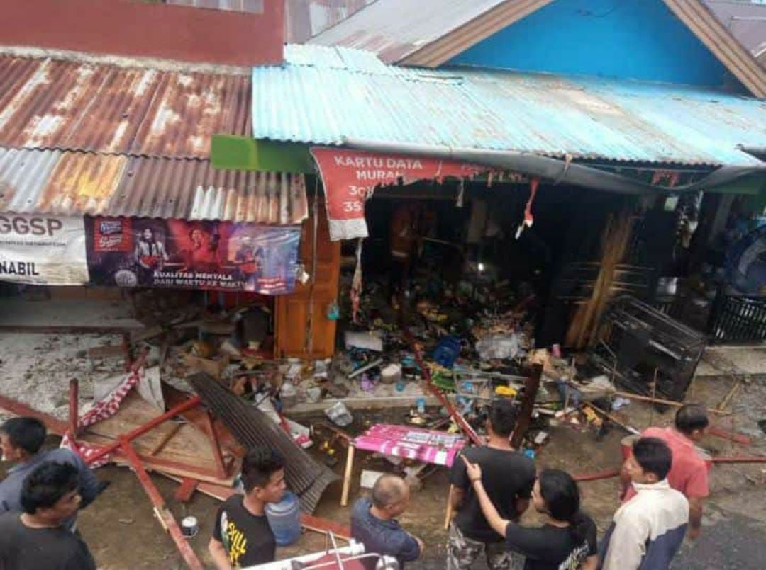 Rumah warga di Desa Barugae, Kecamatan Bulukumpa, Kabupaten Bulukumba yang hancur diseruduk mobil pick up