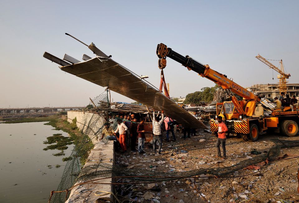 Tim penyelamat melakukan operasi pencarian setelah jembatan gantung runtuh pada hari Minggu, di kota Morbi di negara bagian barat Gujarat, India, 1 November 2022. REUTERS/Stringer