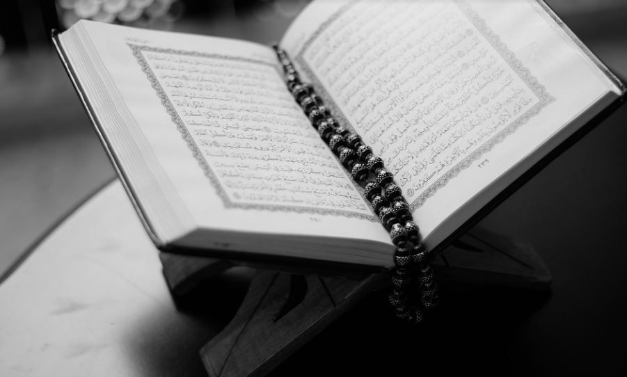 Ilustrasi Al-Qur'an. Simak macam-macam Mad dalam ilmu tajwid, pengertian, dan contohnya, Mad Thabi'i dan Mad Far'i.