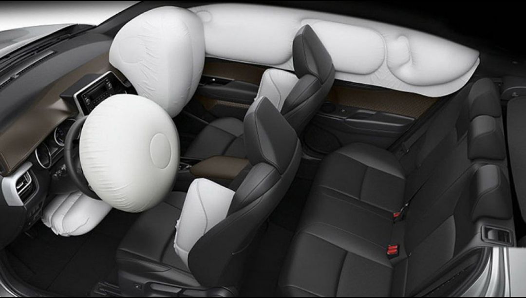 Toyota C-HR dibekali 7 SRS Airbags lengkap dengan Knee Airbag untuk pengemudi.