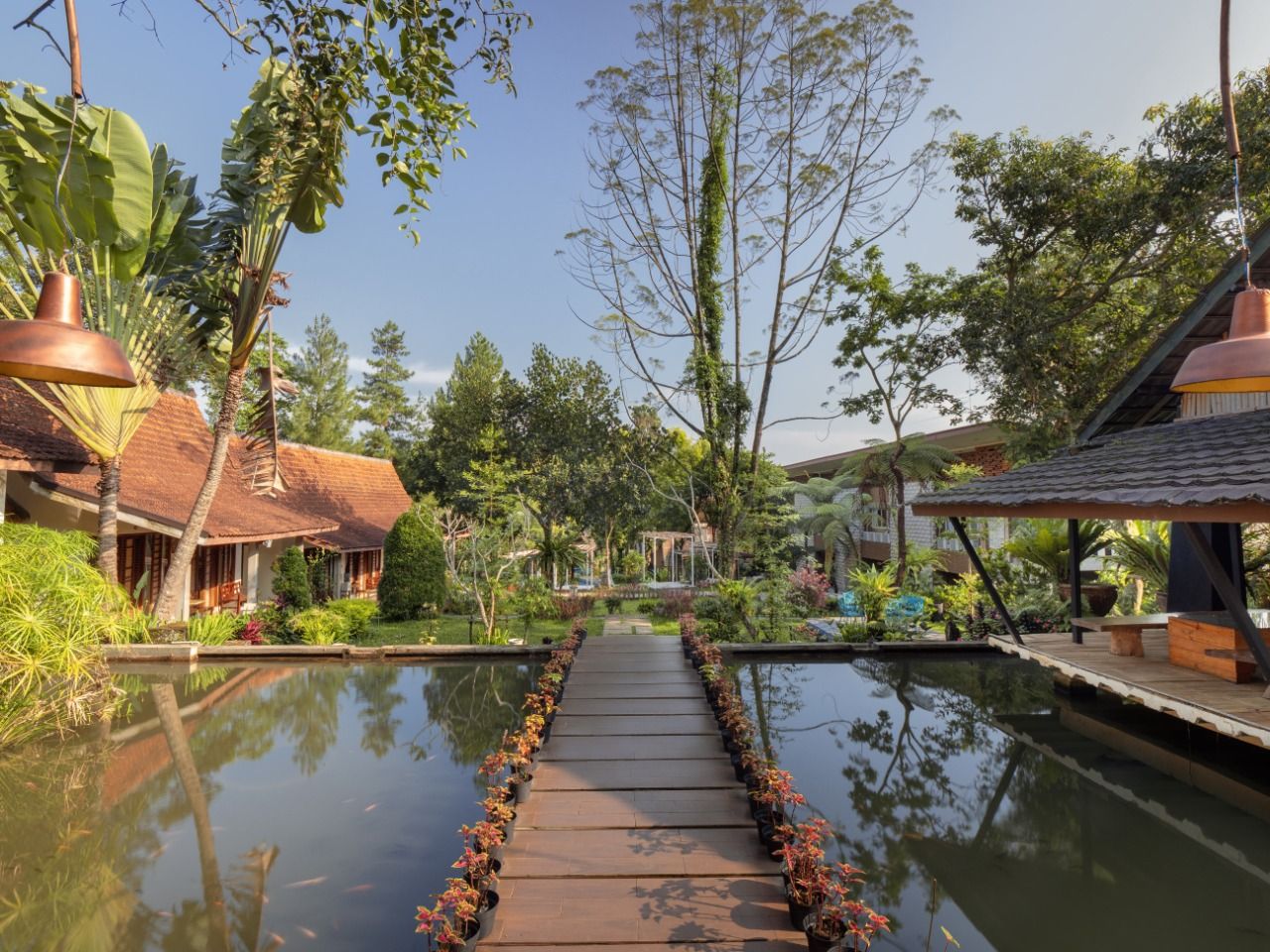 The Village Resort Bogor by Waringin Hospitality berada di Jl. Pasar Cikreteg KM 3.5 Pancawati, Caringin, Bogor, Jawa Barat.