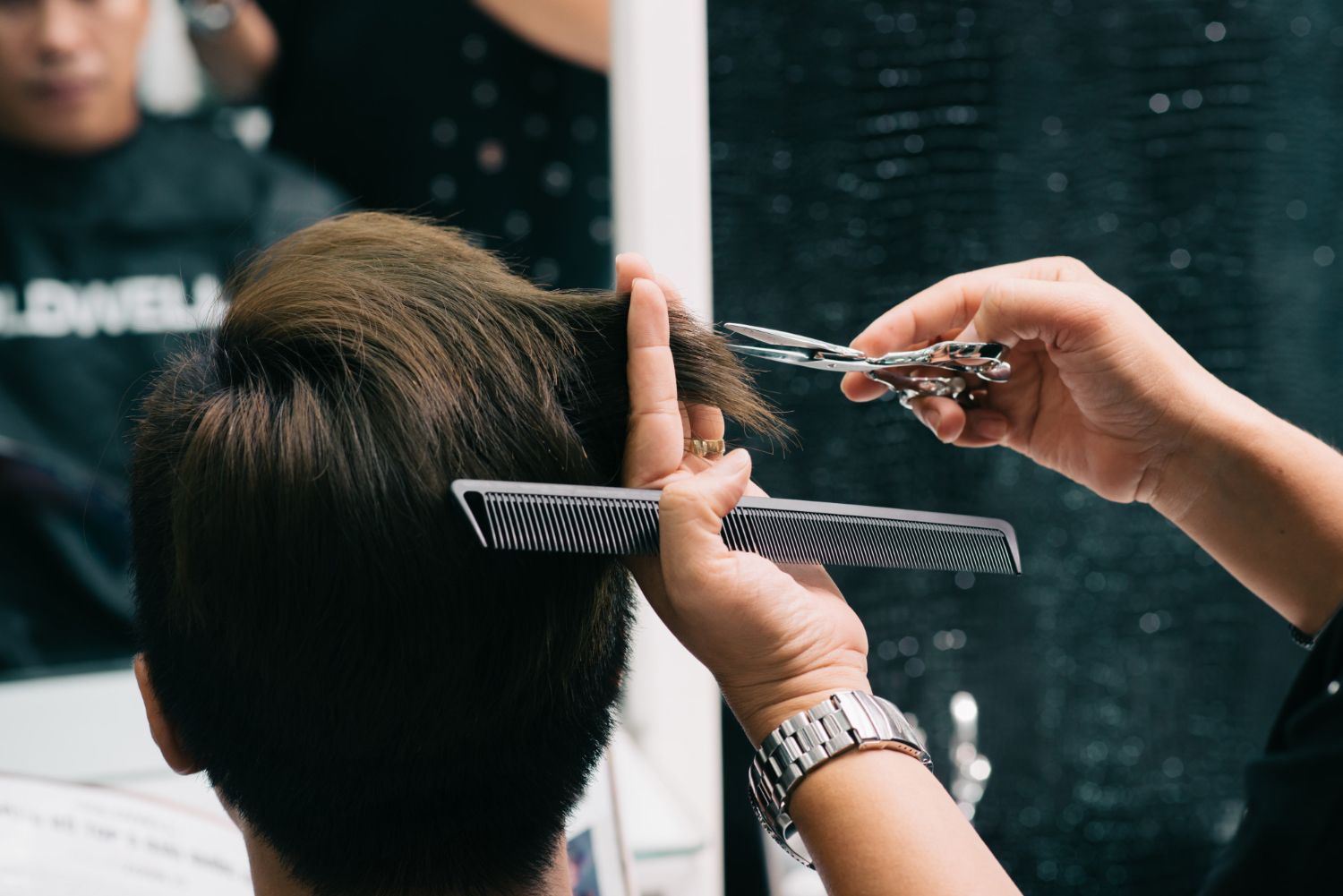 Ilustrasi, benarkah potong rambut dihati baik mendatangkan rejeki.