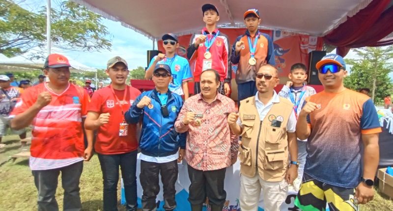 Bupati Pangandaran Jeje Wiradinata foto bareng bersama para pemenang serta jajaran KONI dan PRSI.