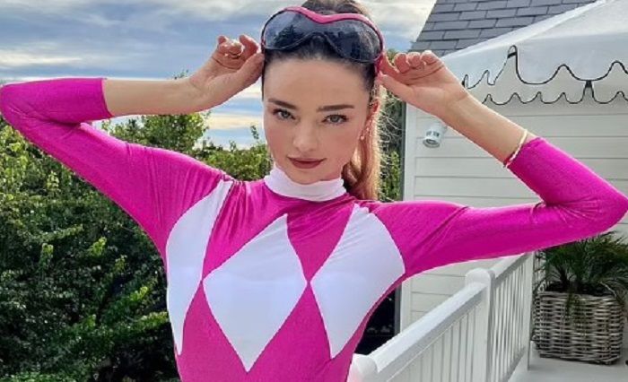 Miranda Kerr dalam balutan Power Ranger Pink.*  