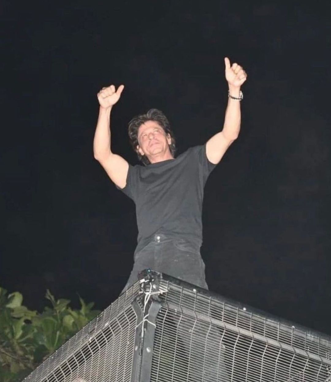 Di hari ulang tahunnya, Shah Rukh Khan menyapa penggemar dengan pose khasnya di depan rumah pribadinya. 