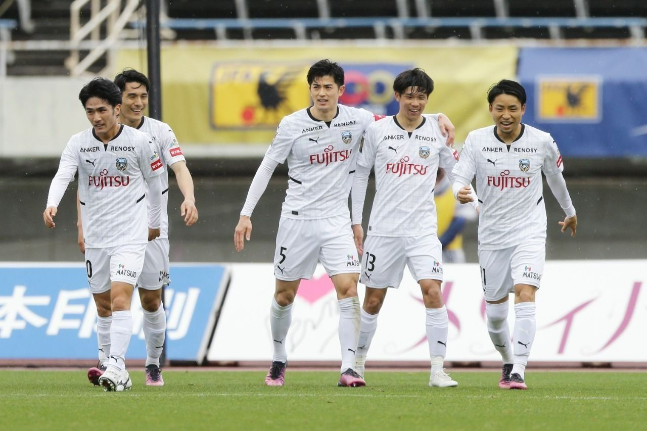 Shogo Taniguchi dan Miki Yamane (tengah) dua pemain klub Kawasaki Frontale yang memperkuat Jepang di Piala Dunia 2022 Qatar