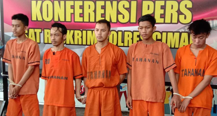 Lima pelaku kasus bentrokan kelompok bermotor saat rilis kasus di Mapolres Cimahi, Jumat 4 November 2022.