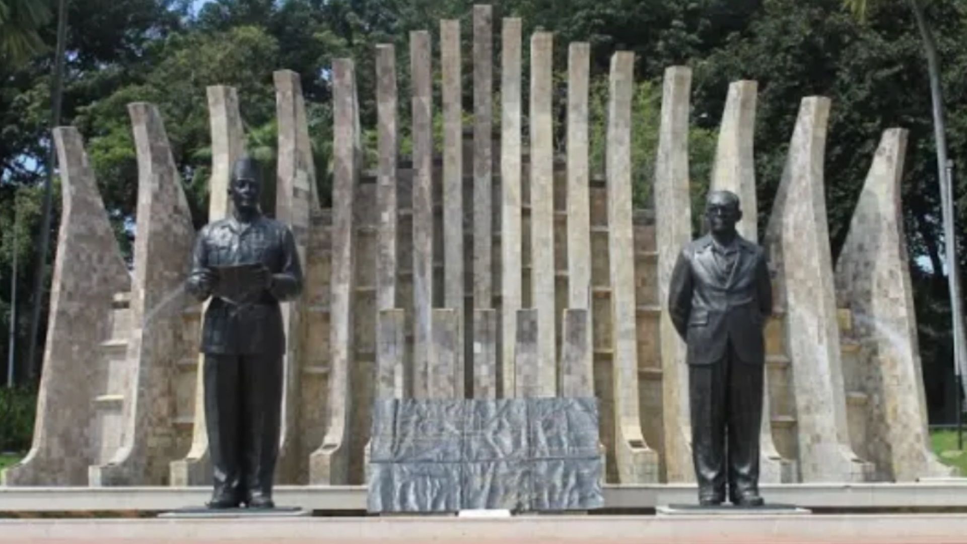 Monumen Tokoh Proklamator atau Tugu Proklamasi.