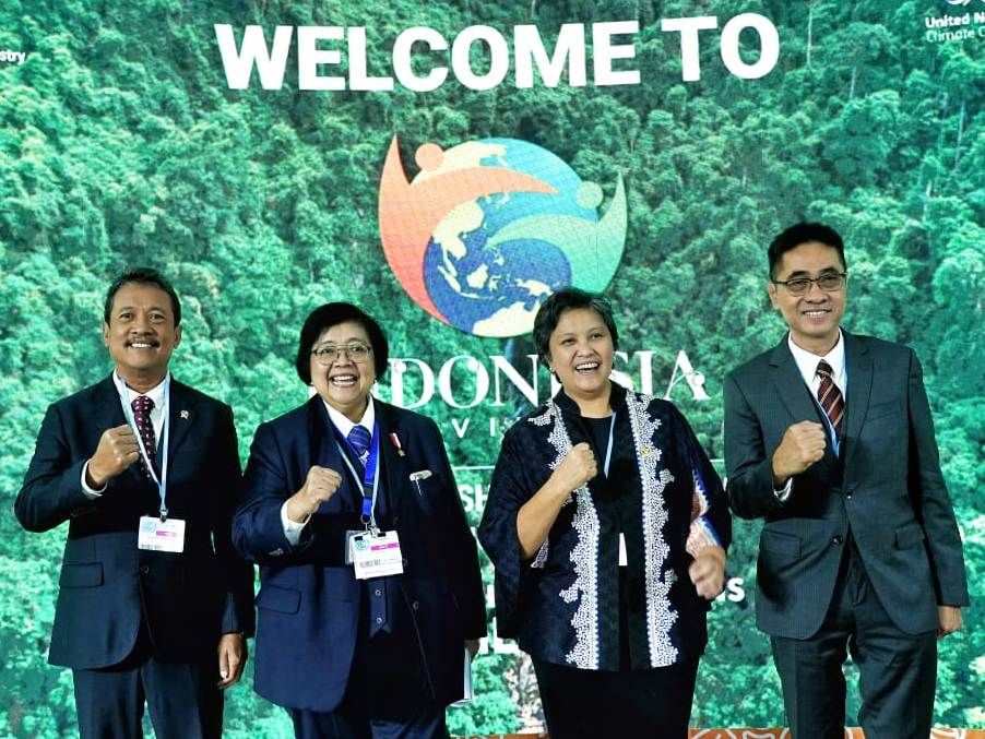 Menteri Lingkungan Hidup dan Kehutanan Siti Nurbaya (kedua kiri) bersama Menteri Kelautan dan Perikanan Sakti Wahyu Trenggono (kiri), Wakil Ketua MPR Lestari Moerdijat (kedua kanan), dan Penanggung Jawab Paviliun Indonesia Agus Justianto 