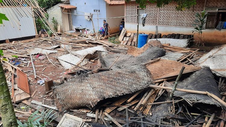 Warga melintasi reruntuhan rumah yang ambruk di Kampung Nagrak, RT 4 RW 8, Desa Margalaksana, Kecamatan Cipeundeuy, Kabupaten Bandung Barat, Minggu, 6 November 2022. Rumah itu dihuni mantan pekerja migran dan putri kecilnya.