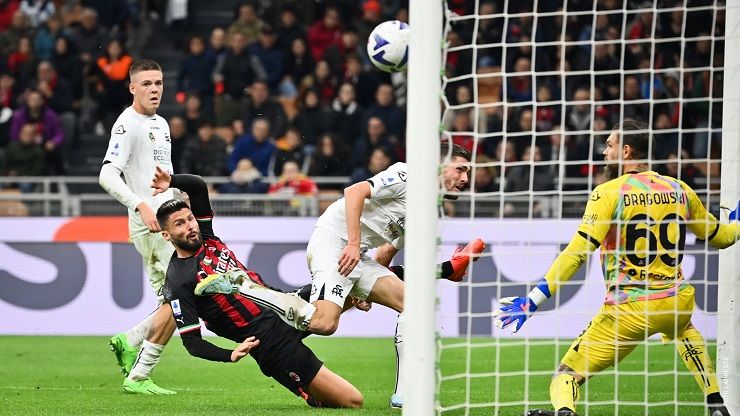 Oliver Giroud berhasil menjebol gawang Spezia pada babak kedua sekaligus menandai kemenangan AC Milan. Namun dia terpaksa harus dikartu Merah gegara melepas jerseynya.