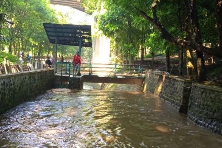 Daerah Aliran Sungai di kawasan Plaza Rakyat, Jalan Raden Demang Harjakusumah  bila dilakukan penataan dapat menjadi kawasan ruang terbuka hijau.