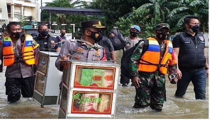 Kapolsek Kembangan Kompol Ubaidillah berharap bantuan sembako yang dibagikan ke warga dapat membantu meringankan mereka yang kebanjiran