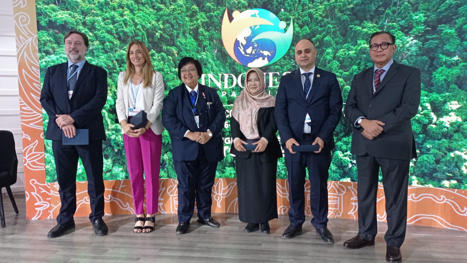 Menteri LHK Siti NUrbaya dan para panelis usai sesi panel bertajuk More Ambitious NDC’s di Paviliun Indonesia COP27 UNFCCC di Sharm El Sheik, Mesir, Minggu, 6 November 2022.