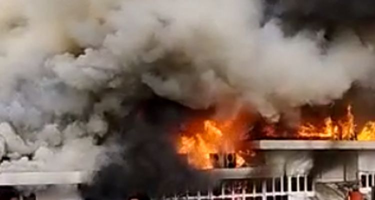 Gedung Bappelitbang di Area Balai Kota Bandung Terbakar Hebat, Asap Membumbung Tinggi