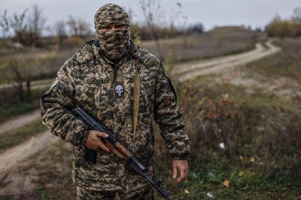 Seorang tentara Ukraina di sebuah posisi di wilayah Kherson utara, pada hari Minggu. Kota Kherson di pantai Laut Hitam direbut oleh Rusia pada bulan pertama setelah invasi ke Ukraina pada Februari.
