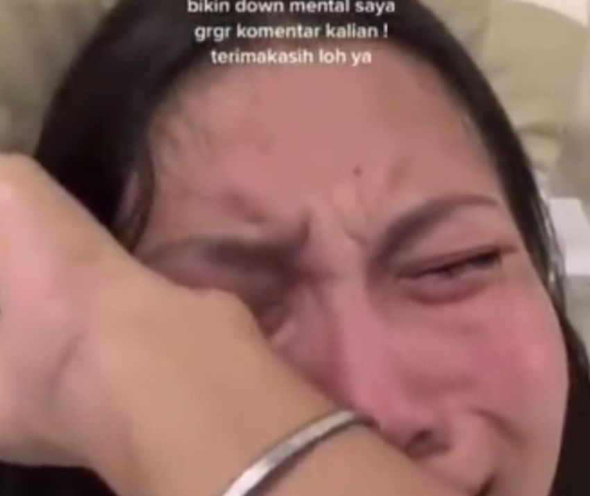 Wanita pemilik akun TikTok @i_po*** baru-baru ini memposting video yang memperlihatkan dirinya tengah menangis lantaran dituduh sebagai pemeran video porno Kebaya Merah yang viral di media sosial.