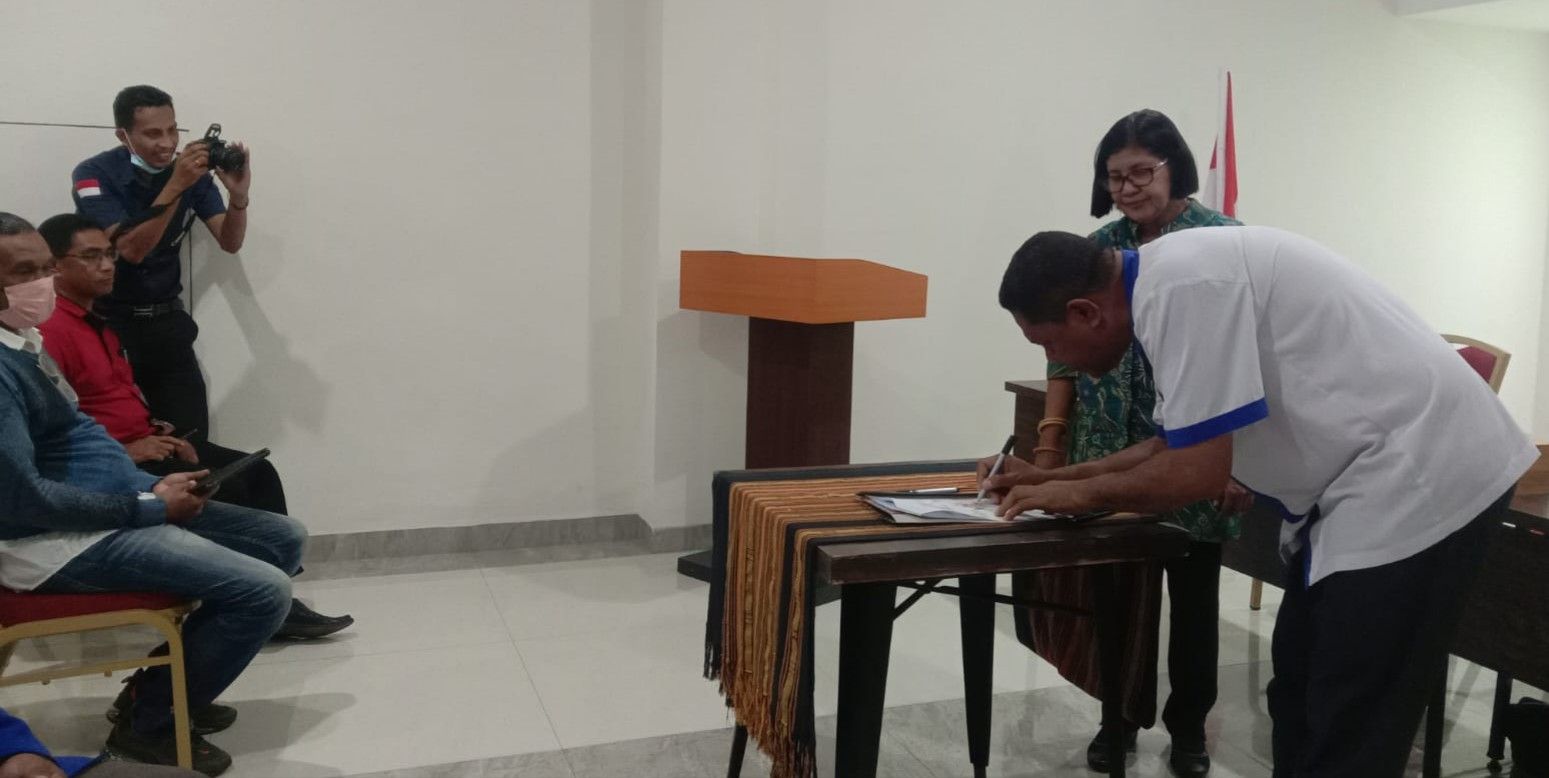Rektor Untrib, Alvons Gorang menandatangani MoU dengan Bawaslu