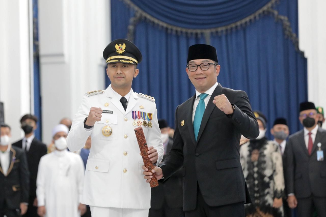 Gubernur Jawa Barat (Jabar) Ridwan Kamil menitipkan pesan khusus kepada Hengky Kurniawan yang resmi dilantik sebagai Bupati bandung Barat 