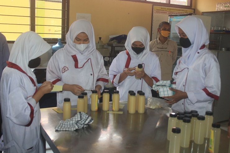 Siswa SMK Negeri 1 Cibadak sedang praktik di unit Teaching Factory Minuman Sari Lemon.