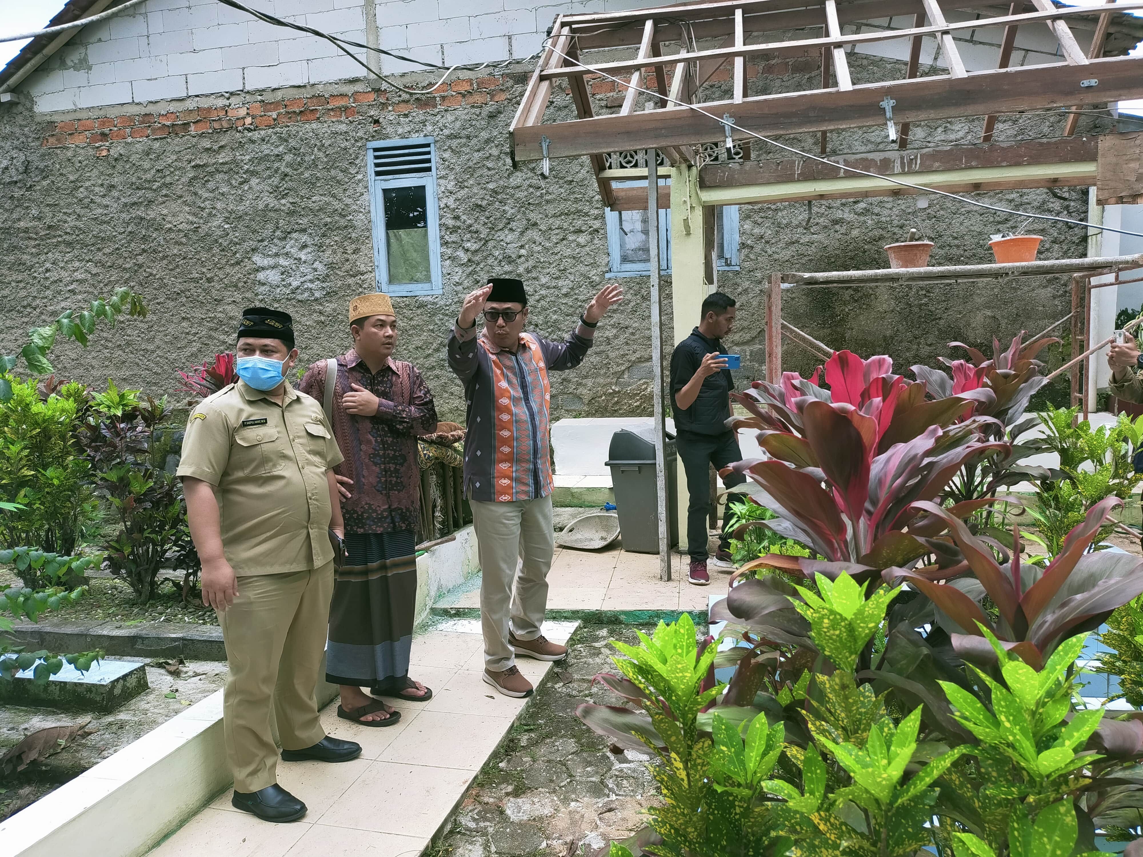 Walikota Sukabumi Achmad Fahmi sedang meninjau pengerjaan perbaikan area pemakaman KH Ahmad Sanusi.