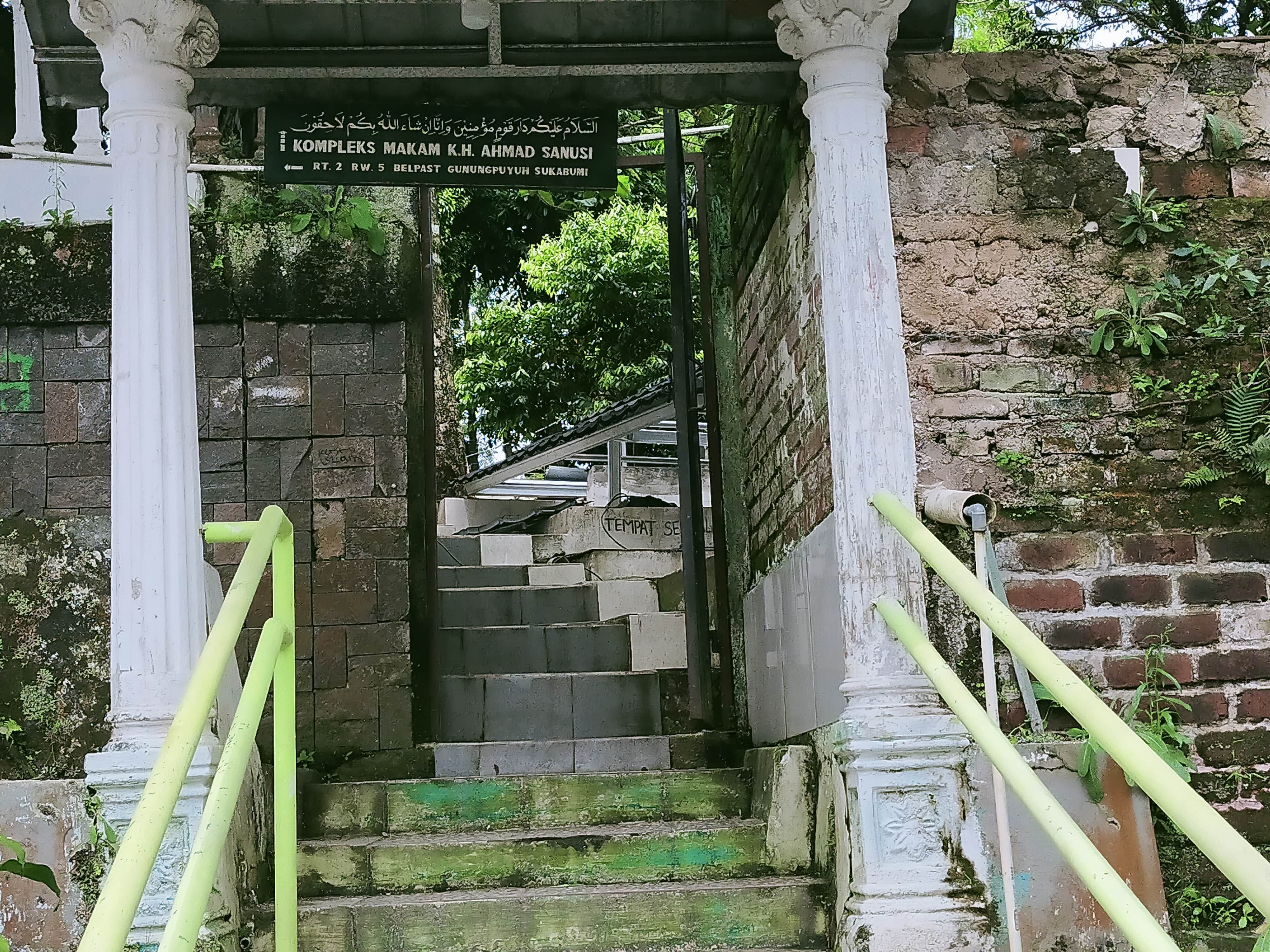 Pintu masuk kompleks makam KH Ahmad Sanusi di dekat Ponpes Syamsul Ulum, Gunungpuyuh Kota Sukabumi.