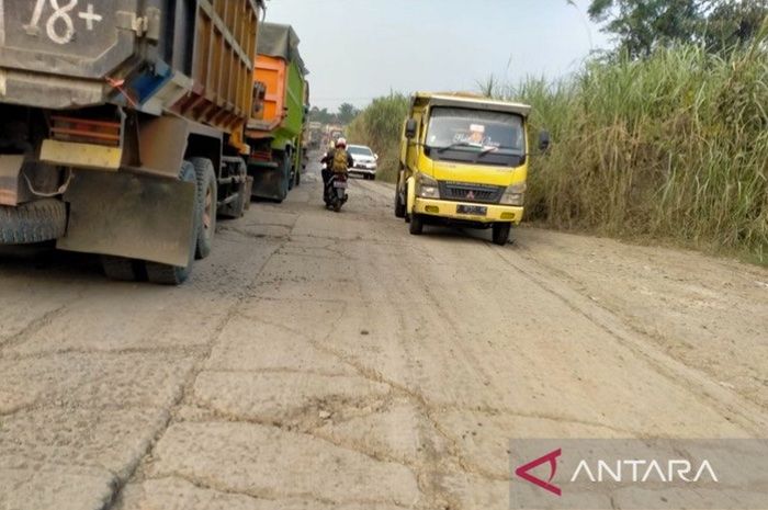 Ruas jalan di wilayah Gunungsindur, Kabupaten Bogor, Jawa Barat, sering dilalui truk pengangkut hasil pertambangan.