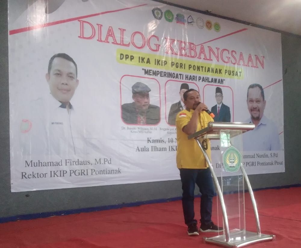 Ketua IKA IKIP PGRI Pontianak, Muhammad Nurdin  saat memberikan kata sambutan di pembukaan Dialog Kebangsaan IKA IKIP PGRI Pontianak, Kamis 10 November 2022.
