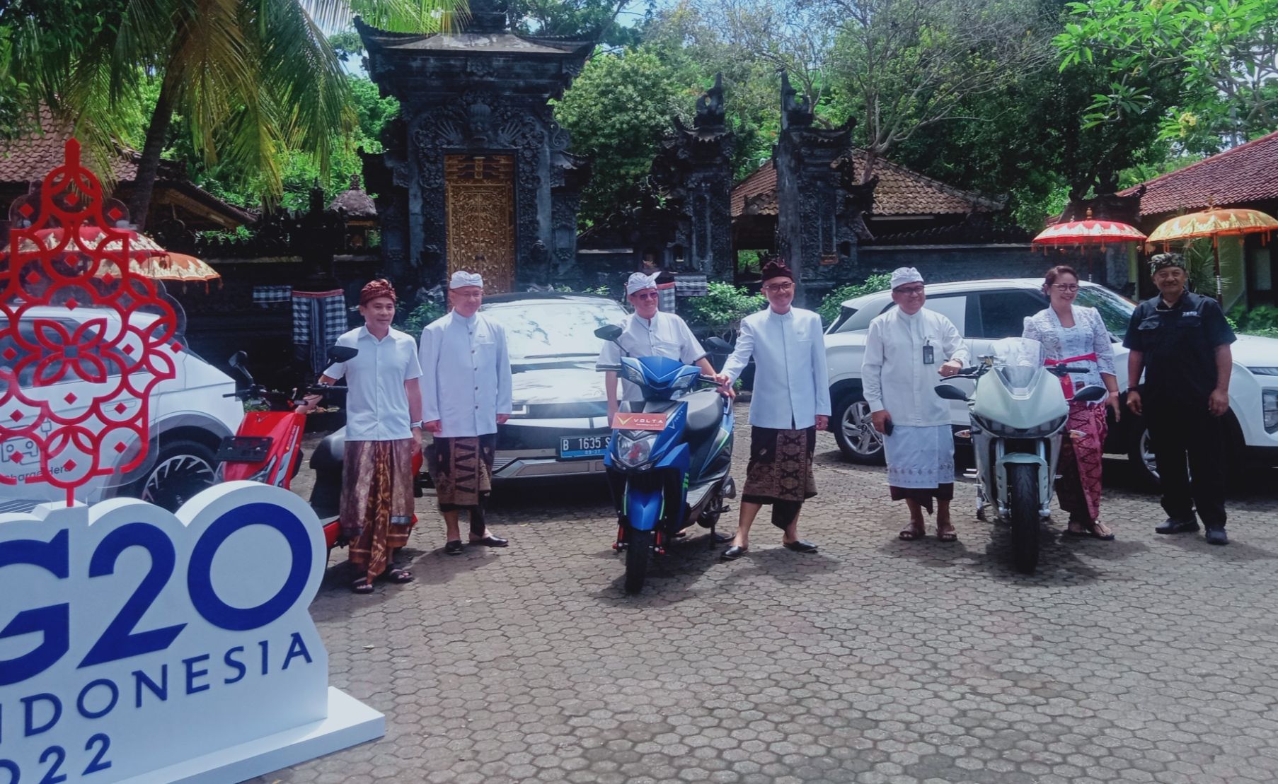 Foto bersama usai penandatanganan kesepakatan bersama antara ITDC dengan PT. Elektronik Motoriz Global ZERO, PT Volta Indonesia Semesta dan PT Hyundai Motors Indonesia.