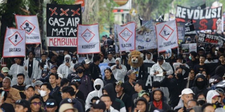 Suporter Arema FC (Aremania) melakukan aksi membawa spanduk dan poster saat berunjuk rasa memperingati 40 Hari Tragedi Kanjuruhan di jalan Basuki Rahmat, Malang, Jawa Timur, Kamis, 10 November 2022.