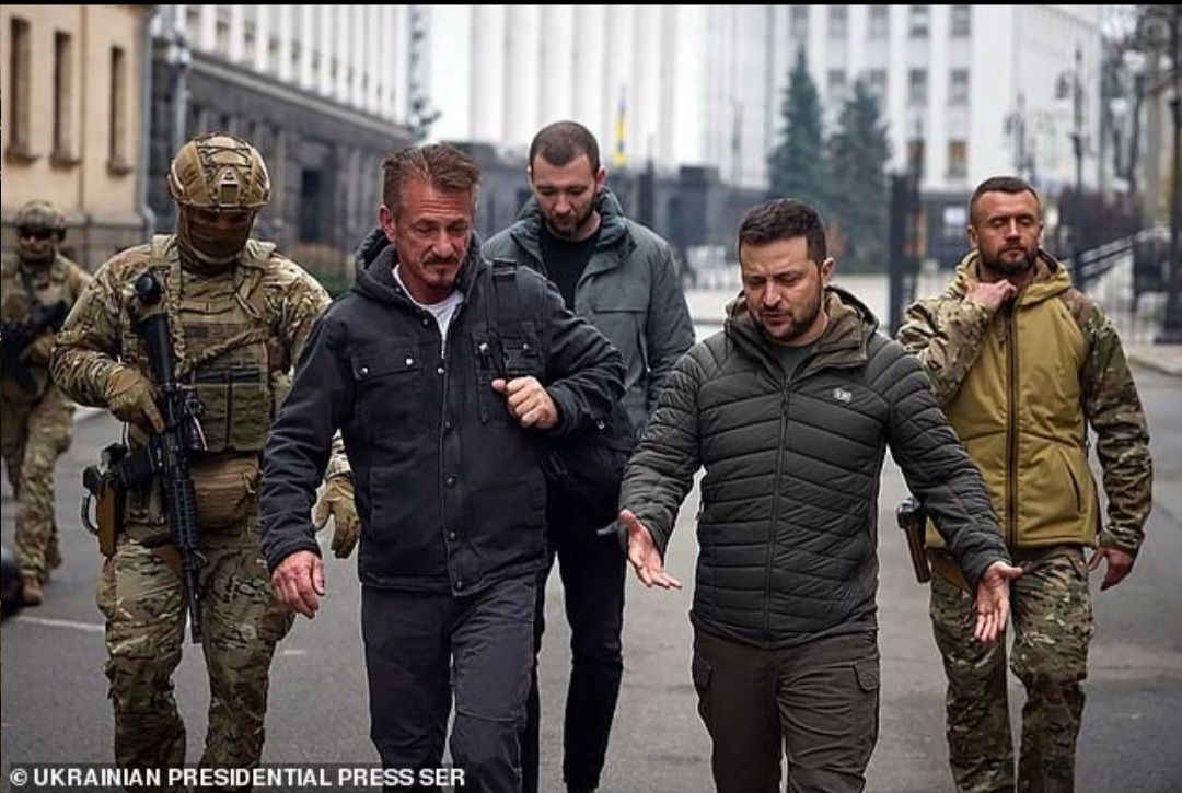 Volodymyr Zelensky (kedua-kanan) terlihat berjalan di ibukota Ukraina dengan aktor AS Sean Penn (kedua-kiri) setelah pertemuan mereka di Kyiv./