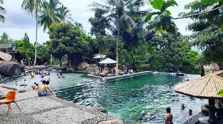 Pesona kolam renang Taman Batu Purwakarta
