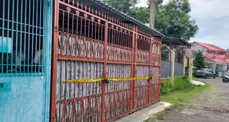 Rumah korban tewas yang terdiri empat orang merupakan sanak saudara, dipasang garis polisi di Perumahan Citra Satu Kalideres, Jakarta Barat pada Jumat, 11 November 2022.  