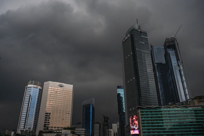 Mendung menyelimuti kawasan Bundaran Hotel Indonesia di Jakarta. Badan Meteorologi Klimatologi dan Geofisika merilis cuaca ekstrem akan terus berlanjut hingga sepekan ke depan dan diprediksi akan terjadi di hampir seluruh wilayah Indonesia.