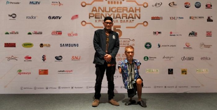 Ketua PRRSNI Jawa Barat Korwil Priangan Timur yang juga Pimpinan Radio Actari FM Anggi Anggriawan (kiri) bersama Penyiar Radio Actari FM Adji Purnama.*