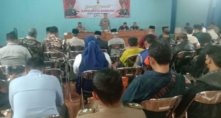Kapolresta Bandung Kombes Pol Kusworo Wibowo di acara Jumat Curhat, 11 November 2022 di Aula Kantor Desa Banjaran, Kabupaten Bandung