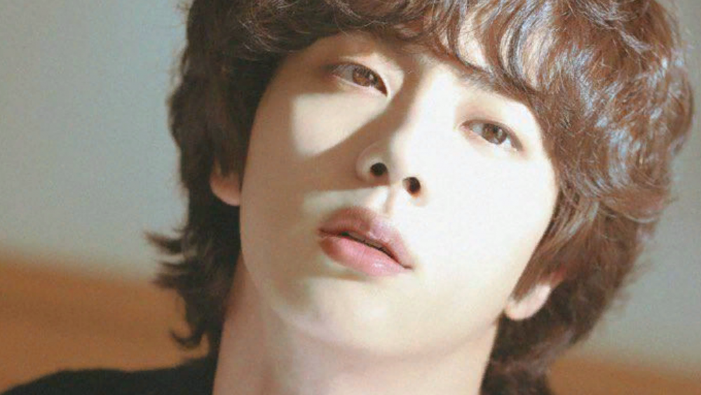 Jin BTS membuat rekor baru lewat The Astronaut.*  