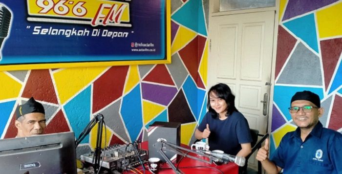 Ketua PRRSNI Jawa Barat Korwil Priangan Timur yang juga Pimpinan Radio Actari FM Anggi Anggriawan (kanan) dan istrinya, bersama Penyiar Radio Actari FM Adji Purnama (kiri) di studio siaran Actari FM, Jalan Raya Cikoneng, Kabupaten Ciamis.*
