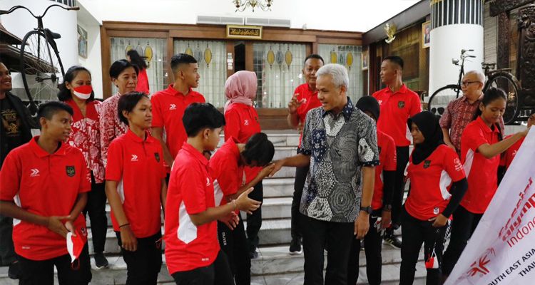 Tim sepakbola putri Soina Jateng bertemu Ganjar Pranowo di Rumah Dinas Puri Gedeh, Jumat 11 November 2022.