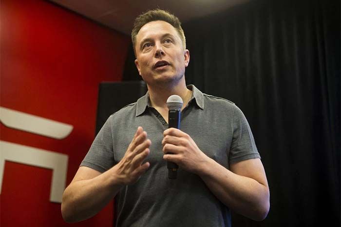 CEO Tesla Elon Musk berbicara tentang fitur Autopilot baru selama acara Tesla di Palo Alto, California 14 Oktober 2015.