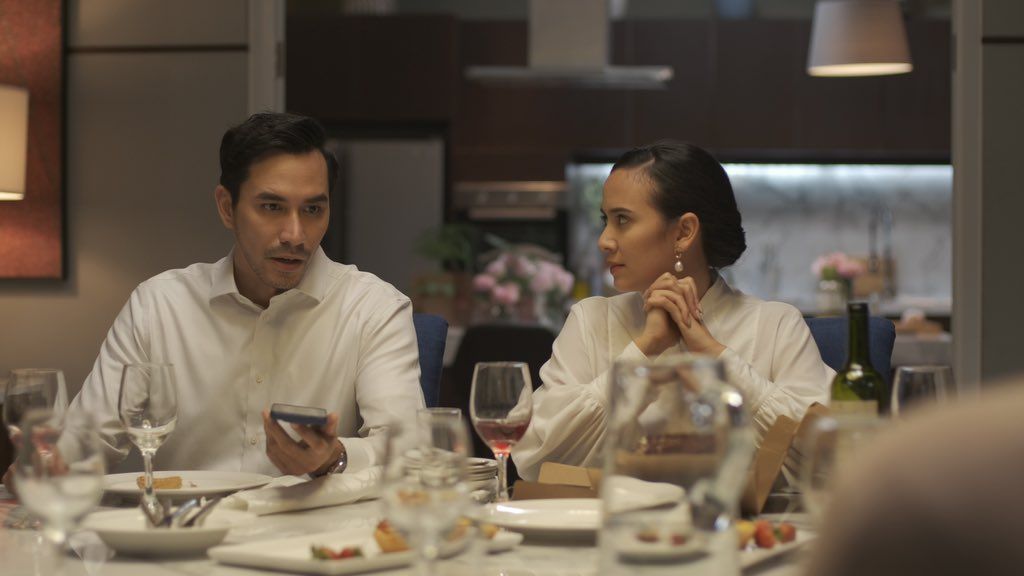 Review Film Perfect Strangers 2019: Rahasia Terungkap di Era Digital, Buka Isi HP Buka Rahasia
