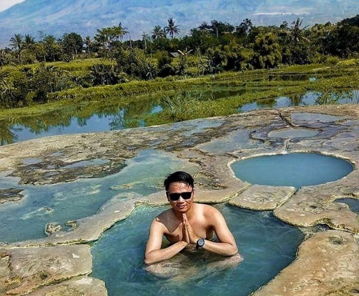 Salah satu spot foto selfie terbaik saat menikmati pemandian air panas yang unik di Gunung Peyek, Bogor, Jawa Barat. 