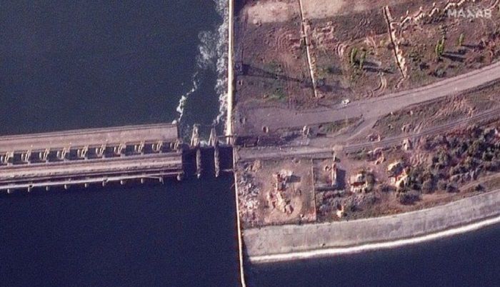Foto satelit memperlihatkan kerusakan pada Bendungan Nova Kakhovka.*  