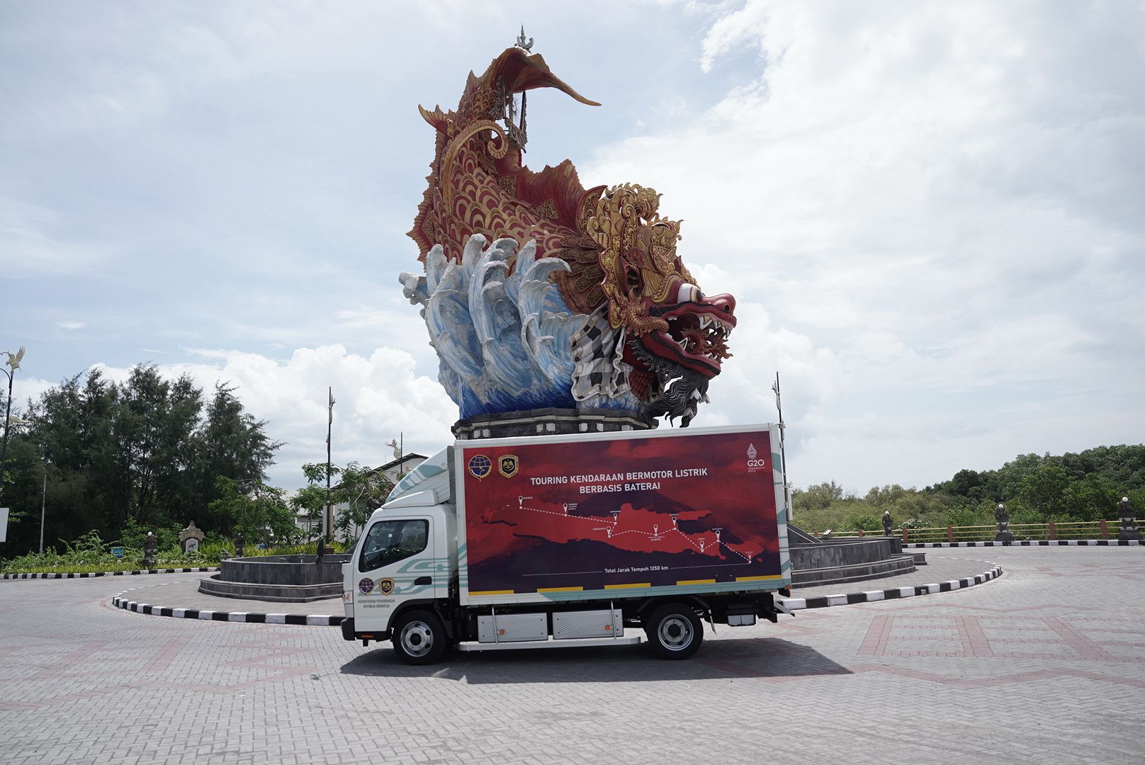 Mitsubishi eCanter, kendaraan bermotor listrik berbasis baterai berpartisipasi dalam touring dan pameran untuk mendukung KTT G20 di Bali./  